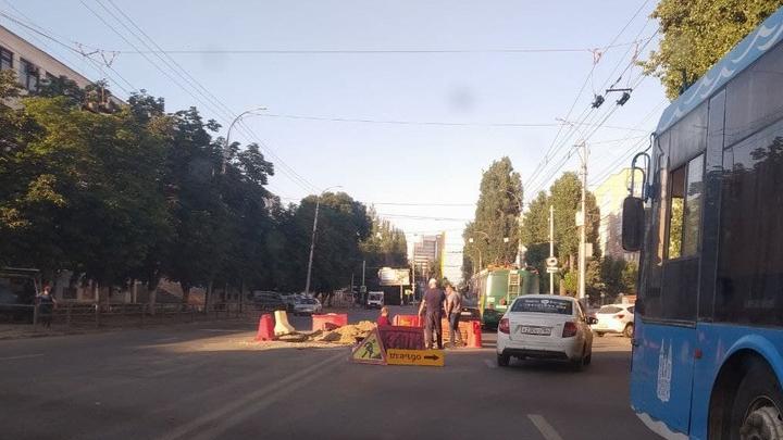 На Большой Казачьей и Горького в Саратове ограничили движение