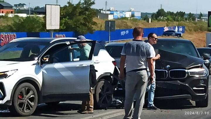 Массовая авария на выезде из Саратова создала длинную пробку