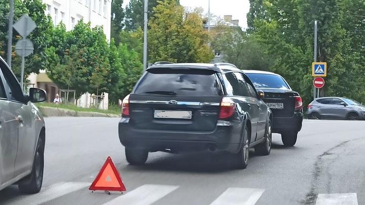 Subaru протаранил "Ладу" у ТЦ "Рубин" в Саратове