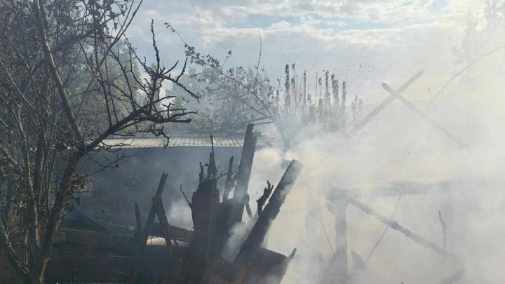 На Октябрьской в Саратове горели сараи