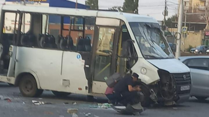 В Саратов затруднен въезд из-за жесткого ДТП с маршруткой