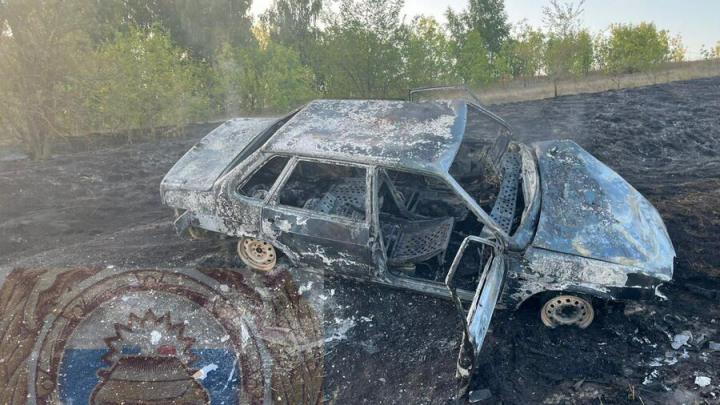 В Балашовском районе "пятнашка" врезалась в столб и загорелась: водитель спасся