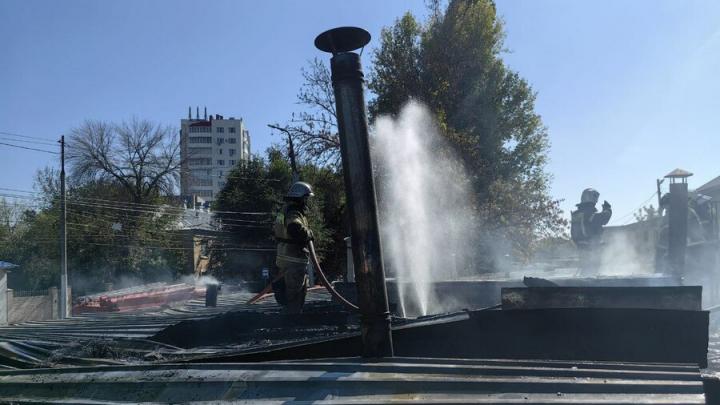 В Октябрьском районе Саратова горят три гаража и четыре автомобиля: есть пострадавший