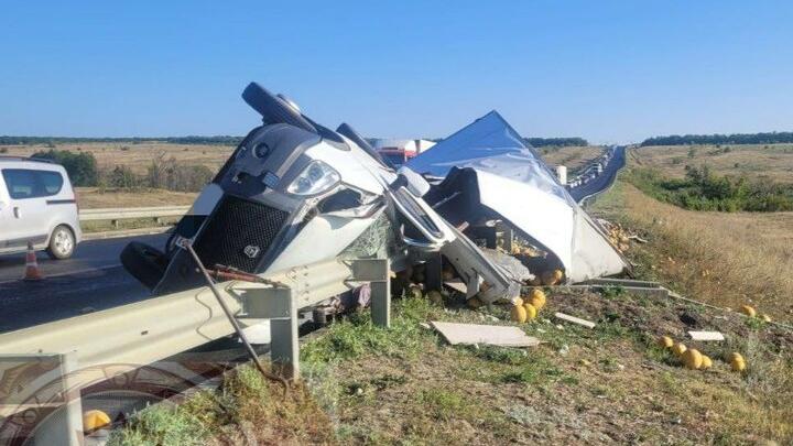 Фургон с дынями врезался в ограждение в Красноармейском районе