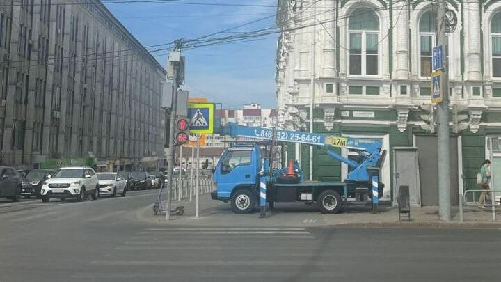 Автобус столкнулся с автовышкой на Московской в Саратове