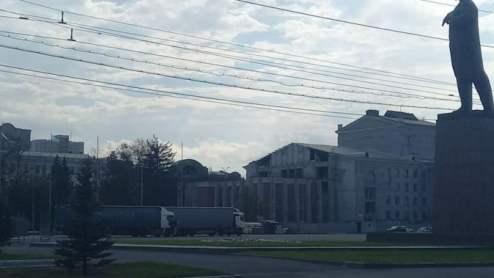 В Саратове начали вывозить мусор со стройплощадки у театра