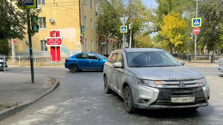 В саратовском микрорайоне Техстекло внедорожник сбил женщину