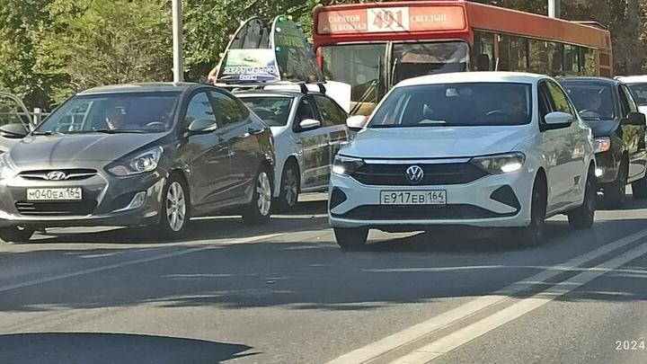 Тройная авария на Шехурдина в Саратове парализовала движение транспорта