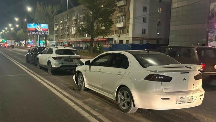 В тройной аварии на проспекте Строителей в Саратове пострадала автоледи