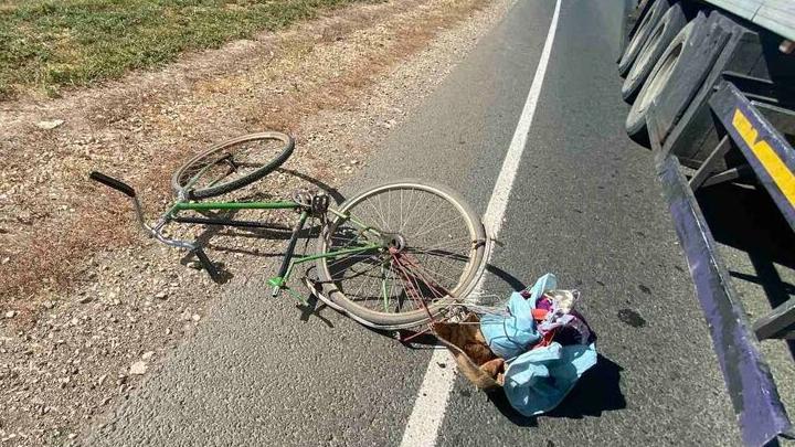 Пожилая велосипедистка попала под колеса 