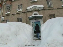 Управляющая компания омск. Казань завалило снегом. Замело подъезд. Подъезд замело снегом фото. Подъезды замело в Коломне.