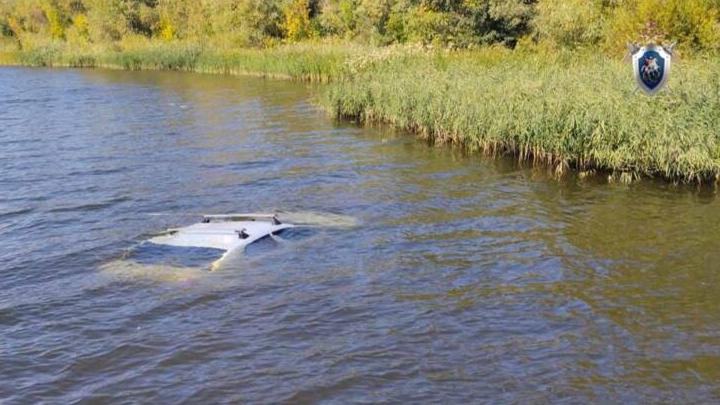 В Волге под Саратовом обнаружены затопленный автомобиль и труп мужчины