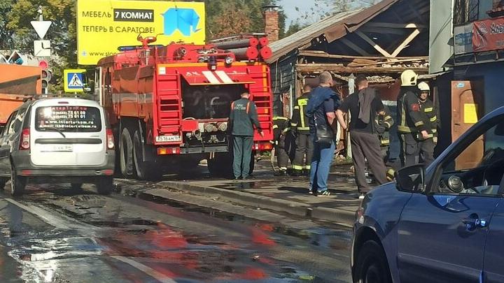 В Саратове из-за пожара перекрыта часть улицы Университетской