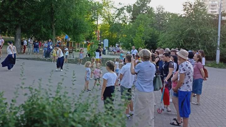 Саратовцев приглашают рисовать песком и красками на воде