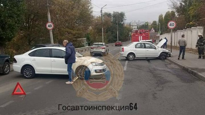 Автоледи пострадала в ДТП с двумя иномарками в Саратове