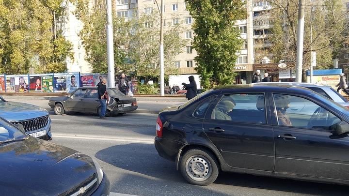 В Саратове на 1-й Дачной столкнулись три автомобиля