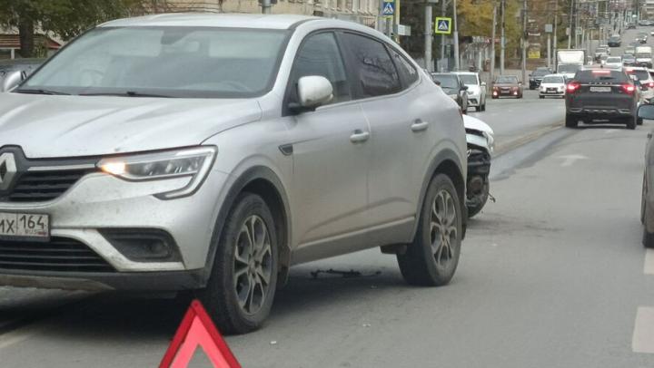 В Заводском районе Саратова столкнулись две иномарки