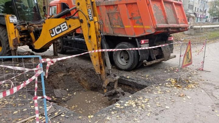 В Саратове в восьми локациях сотрудники водоканала ищут прорывы