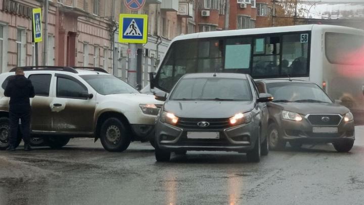 У саратовской гостиницы "Богемия" произошло ДТП