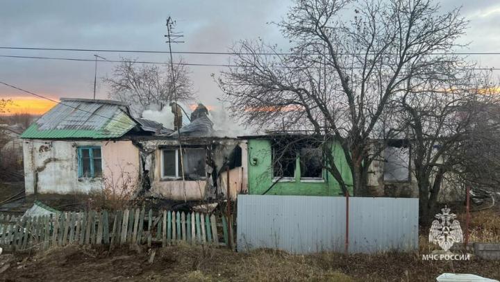 В горящем доме в Гагаринском районе Саратова нашли погибшего