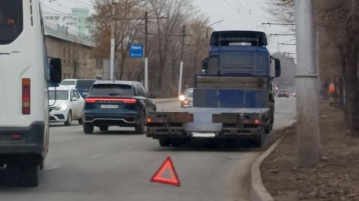 В саратовской Елшанке тягач снес переднюю часть кузова 