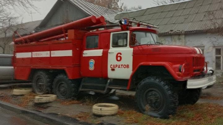 Пожилая женщина отравилась дымом на пожаре в Заводском районе Саратова