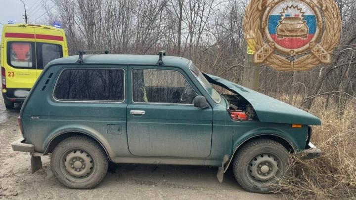 В Энгельсе водитель "Нивы" из-за недомогания врезался в столб