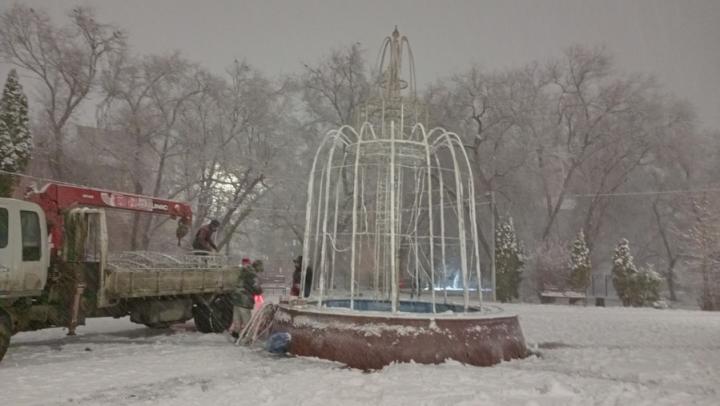 В сквере Заводского района Саратова смонтировали светящийся фонтан