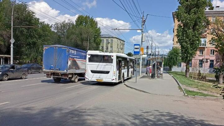 На Техстекло в Саратове пенсионерка попала под колеса автобуса