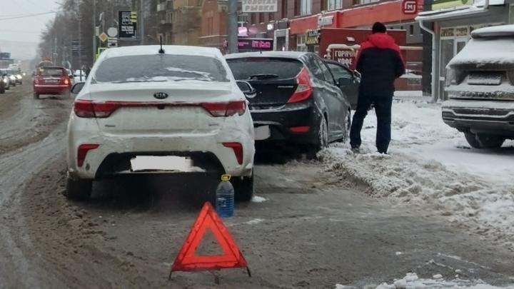 На СХИ в Саратове столкнулись две иномарки