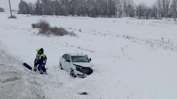 Трое взрослых и ребенок пострадали в аварии в Аткарском районе