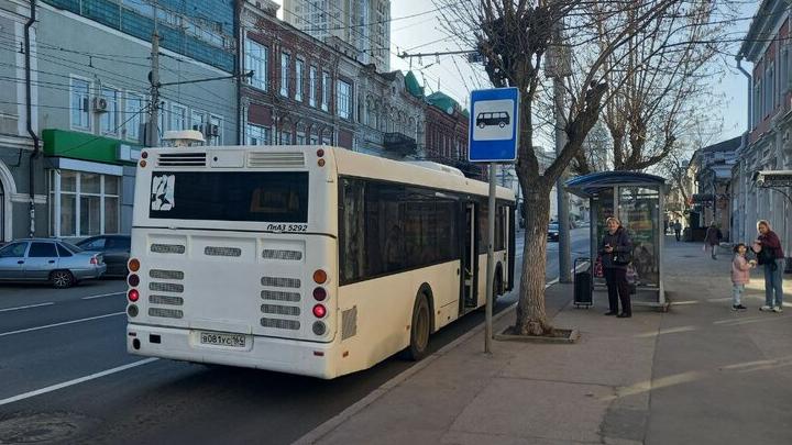 В Саратове автобус столкнулся с легковушкой