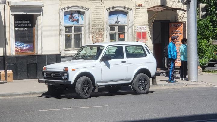 В Озинском районе осудили любителя нетрезвой езды: конфисковали «Ниву» и отправили на обязательные работы