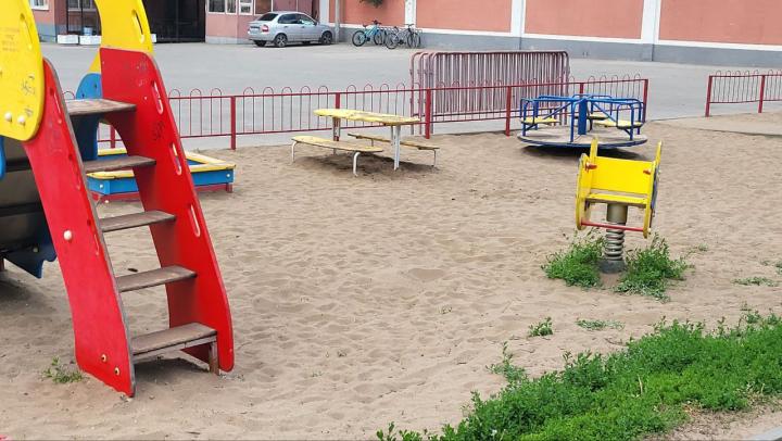 Аркадакские прокуроры нашли опасные детские площадки и наказали директора