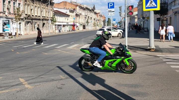 В Саратове 15-летний мотоциклист въехал в дерево