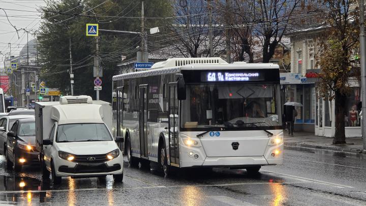 Между Саратовом и Энгельсом начал курсировать автобус с проездом за 1 рубль